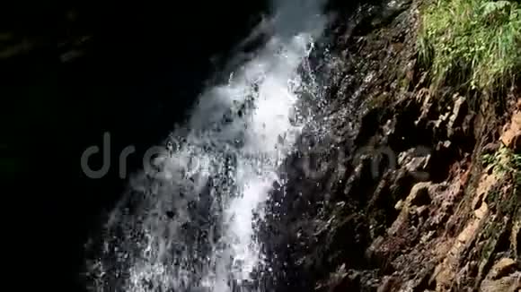 小山瀑布特写视频的预览图