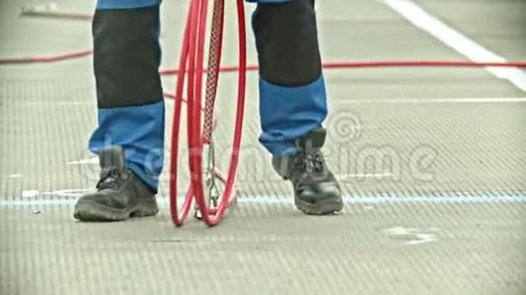 一个穿着软管的靴子和大裤子的男人视频的预览图