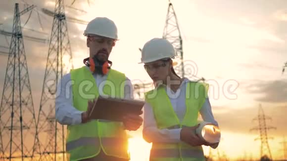 电力线路工作人员谈话站在输电线路附近4K视频的预览图