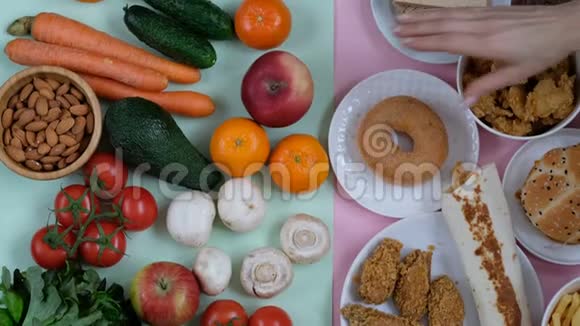 健康和不健康食品的概念镜头水果和蔬菜与快餐有人自己选择视频的预览图