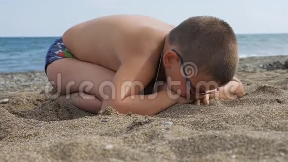 孩子们在海滩上玩沙波中的孩子在岸上破碎这个人很不高兴因为他没有视频的预览图