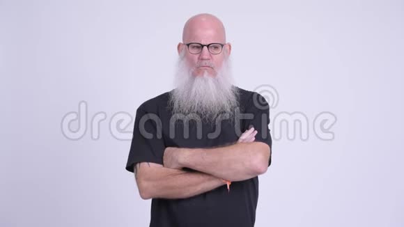 愤怒的成熟秃头男人双臂交叉视频的预览图