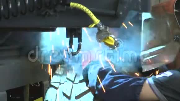 人在车上焊接零件视频的预览图