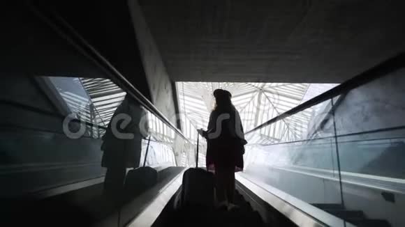走楼梯的女乘客视频的预览图