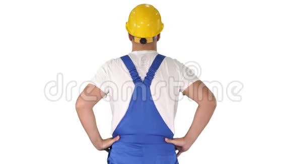 工程师在建筑头盔站立双手在臀部看周围的白色背景视频的预览图