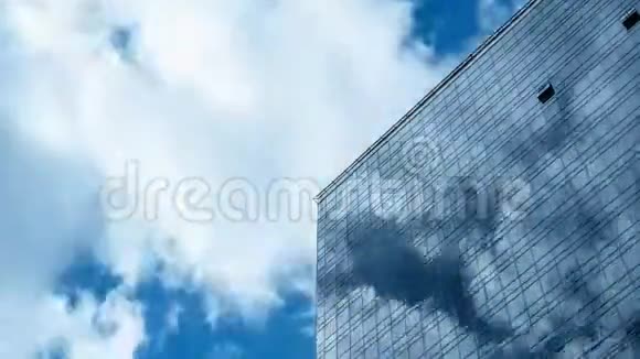 高层办公楼玻璃立面天空中云的移动时光流逝视频的预览图