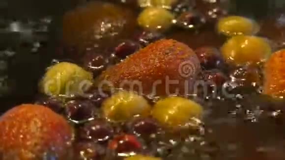草莓醋栗和醋栗的浆果在煮沸的水果中旋转视频的预览图