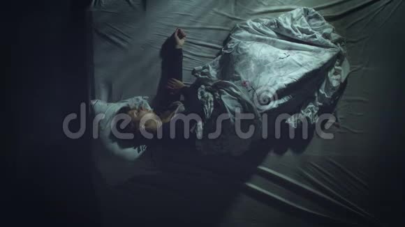 在睡觉的女人视频的预览图