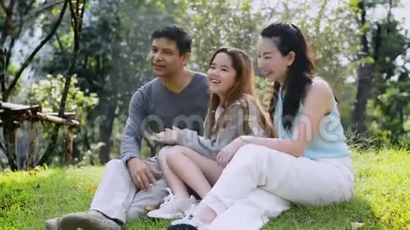 快乐的亚洲家庭享受他们在公园的时光视频的预览图