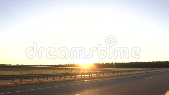 在日落背景下汽车在高速公路上行驶旅行概念复制空间视频的预览图