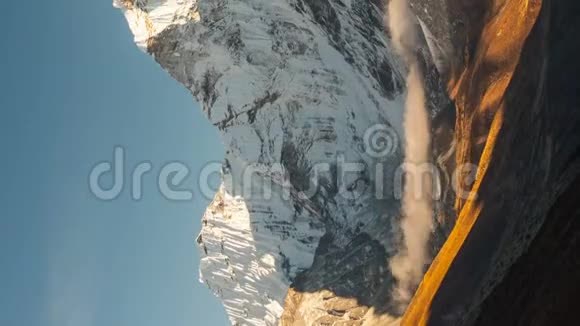 垂直视频尼泊尔Khumbu地区Dingboche村附近的AmaDablam6856米高峰徒步旅行小径视频的预览图