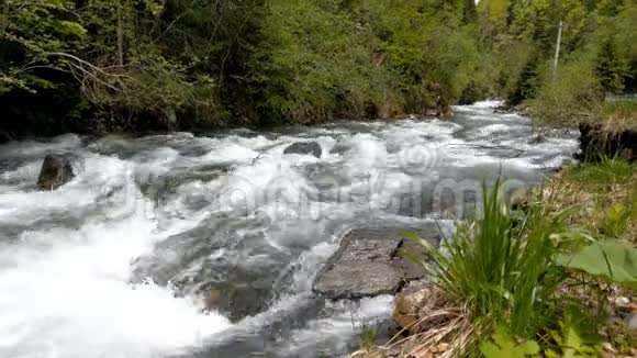 观山河顺林路流动视频的预览图