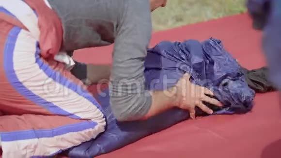 一个成年人折叠降落伞视频的预览图