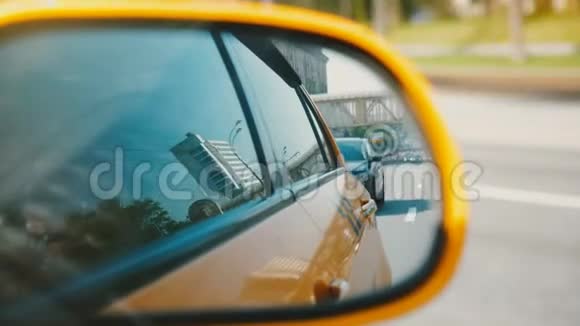美丽的特写镜头城市全景反射在侧镜和车窗汽车沿大城市行驶视频的预览图