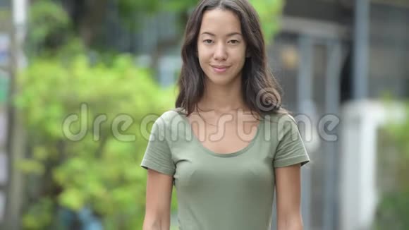年轻快乐美丽多民族的妇女双臂交叉在户外视频的预览图