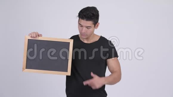 年轻快乐的多民族男人拿着黑板竖起大拇指视频的预览图