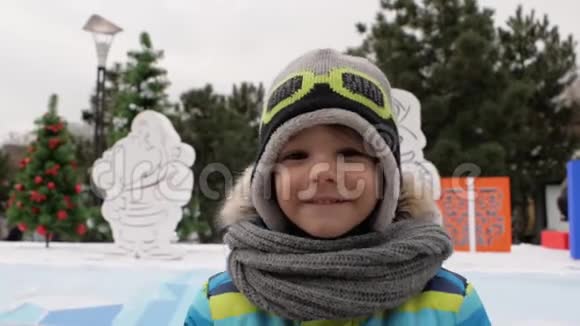 男孩在圣诞树的背景上微笑冬天视频的预览图
