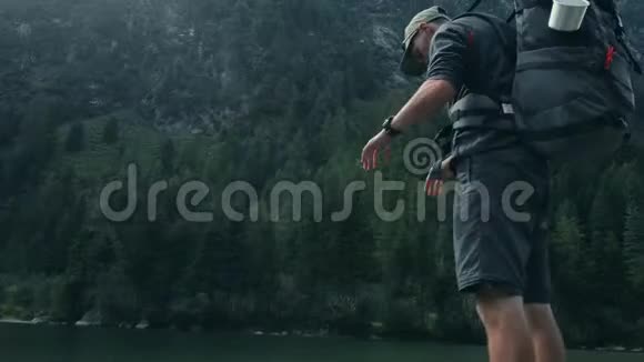 风景秀丽的山湖和徒步旅行者视频的预览图