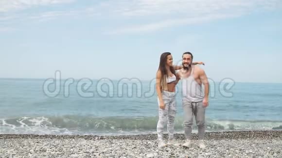 嬉戏的男人在海滩上给女人搭车视频的预览图
