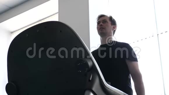 一个人在跑步机上运动心脏负荷健身俱乐部的人从事步行加强心脏的肌肉视频的预览图