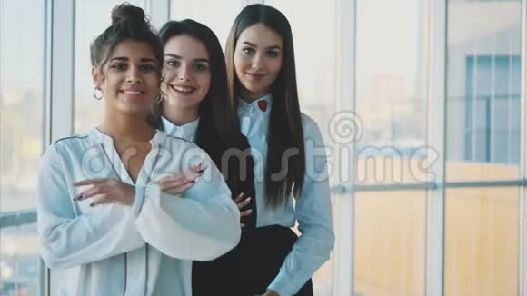 三个商业女孩表现出不同的姿态展示了有效的整合和成功的商业视频的预览图