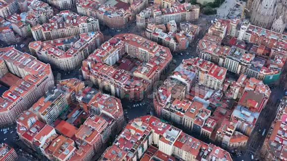 在欧洲城市的居住地区的空中观看录像埃克斯姆普区西班牙巴塞罗那视频的预览图
