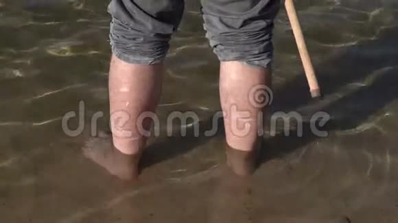 光着腿在水里视频的预览图