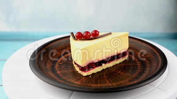 芝士蛋糕与浆果装饰薄荷小枝视频的预览图