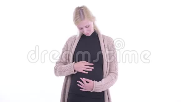 幸福的年轻金发孕妇双臂交叉微笑视频的预览图