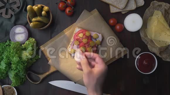 平躺在木板上用切片的培根泡菜和蔬菜做成三明治视频的预览图