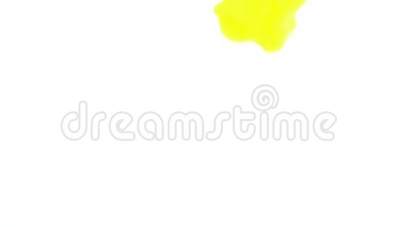 水中的黄色墨水视频的预览图