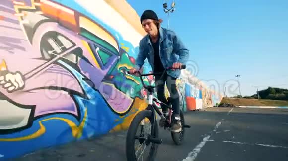 年轻时尚的少年骑自行车跳跃积极的生活方式观念视频的预览图