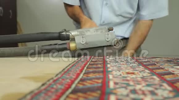 一个人用一台特制的织布机切地毯准备中的漂亮地毯视频的预览图