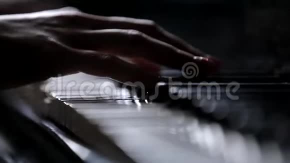 女性手的超级特写那个女孩弹钢琴演奏乐器视频的预览图