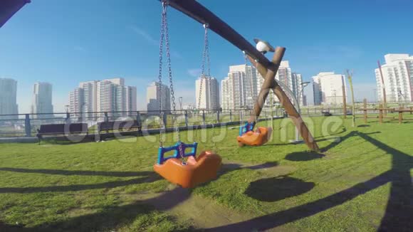 伊斯坦布尔公园的游乐场秋千视频的预览图