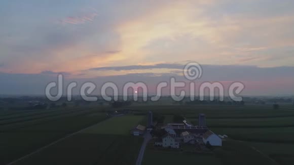 雾蒙蒙的夏日清晨亚米什农场土地的日出视频的预览图