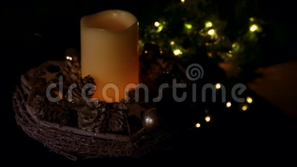 篮子里有装饰物品中间有一支燃烧的蜡烛变成了模糊视频的预览图