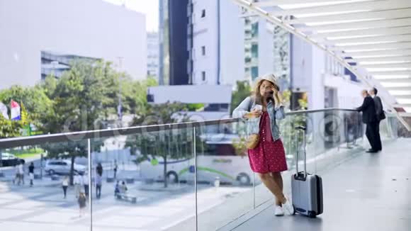 站在现代化车站里的女人视频的预览图