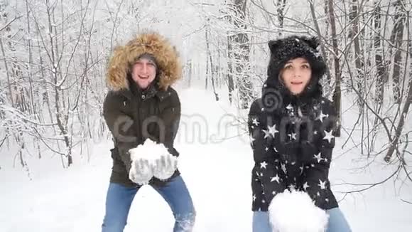 冬天的年轻夫妇在户外雪地里玩得很开心冬季和圣诞节概念视频的预览图