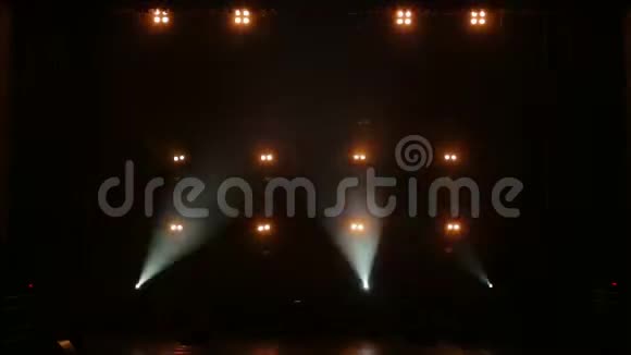 明亮的黄灯交替亮起在黑暗中走上舞台视频的预览图