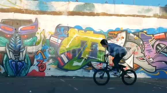 一名男子骑着一辆BMX自行车做特技转动车把视频的预览图