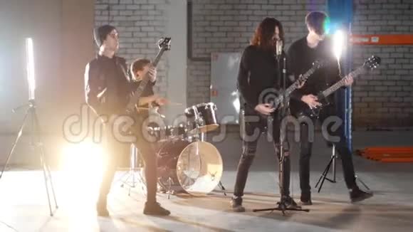 有重复的岩石群穿着黑色衣服的吉他手在演奏他们的部分视频的预览图