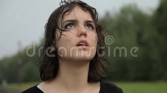 雨中忧郁的少女视频的预览图