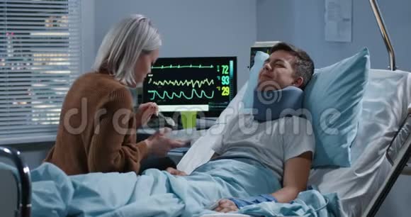 母亲在医院喂养受伤的儿子视频的预览图