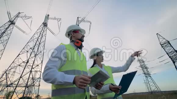 专业电工在输电线路附近共同作业4K视频的预览图