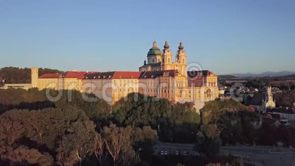 奥地利梅尔克修道院鸟瞰图视频的预览图