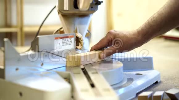 木匠用圆锯在机器上锯木板手工制作概念视频的预览图