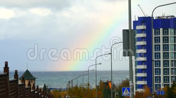 彩虹在海面上升起视频的预览图