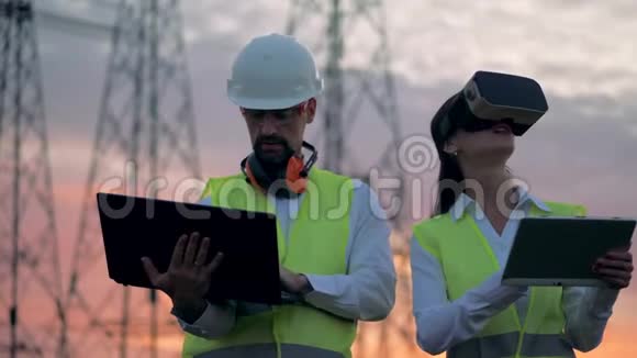施工现场使用虚拟现实眼镜的工人三维VR工程概念视频的预览图