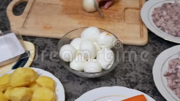 女人切煮鸡蛋做沙拉视频的预览图